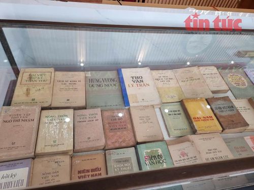 Tủ trưng bày các ấn phẩm quý, có giá trị lịch sử và học thuật, góp phần lưu giữ, bảo tồn và lan tỏa những thành tựu tri thức của các thế hệ nghiên cứu khoa học xã hội và nhân văn.
