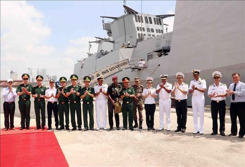 Các đại biểu dự lễ đón tàu chụp ảnh lưu niệm.
