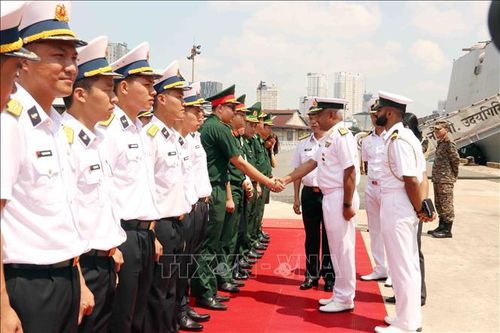 Lực lượng chức năng Việt Nam đón Chuẩn Đô đốc Alok Ananda (phải), Tư lệnh Hạm đội Miền Đông Hải quân Ấn Độ.