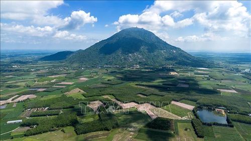 Núi Bà Đen, nơi ghi nhận có 6 đàn với tổng số 118 cá thể Chà vá chân đen quý hiếm sinh sống ổn định trong khu vực rừng tự nhiên của núi. Ảnh: Giang Phương/TTXVN