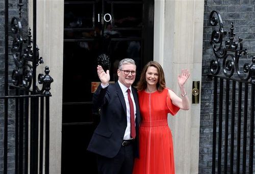 Thủ tướng Anh Keir Starmer (trái) cùng phu nhân tại tòa nhà số 10 phố Downing. Ảnh tư liệu: THX/TTXVN