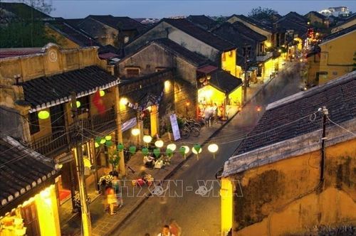 Cảnh quan phố phường Hội An bao quát một màu rêu phong cổ kính như một bức tranh sống động. Sự tồn tại một đô thị như Hội An là trường hợp duy nhất ở Việt Nam và cũng hiếm thấy trên thế giới. Ảnh: Minh Đức/TTXVN