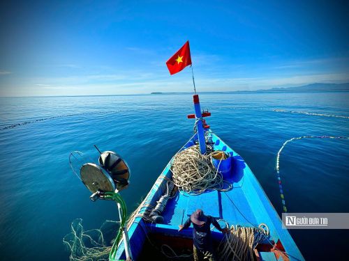 Không phải vươn khơi xa hay lưu lại nhiều ngày trên biển, nghề lưới vây gần bờ đang tạo việc làm cho hàng trăm lao động ven biển. Sau mỗi chuyến biển trong ngày, ngư dân có thể trở về đất liền, tiếp tục duy trì sinh kế từ nghề truyền thống đã gắn bó với nhiều thế hệ.