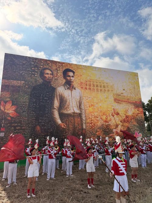  Màn trình diễn của Đội tuyển Việt Nam Marching Band tại Quảng trường Văn Miếu thu hút đông đảo người dân và du khách tham quan công trình Chân dung “Bác Hồ và thân phụ” từ hơn 15.000 hình đóa sen 