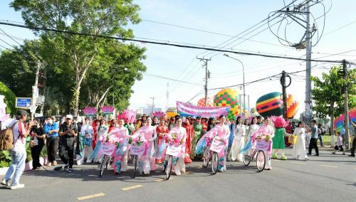  Phụ nữ Đồng Tháp diễu hành Áo dài sen 