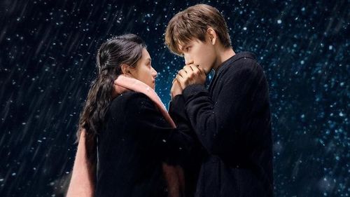 Được chuyển thể từ tiểu thuyết cùng tên của Twentine, tác phẩm được phát sóng với tên Chiếu Sáng Anh, Sưởi Ấm Em. Bộ phim kể về mối tình kéo dài nhiều năm giữa thiên tài lập trình Lý Tuân và cô sinh viên Chu Vận. Sau biến cố khiến Lý Tuân phải ngồi tù, Chu Vận vẫn lựa chọn ở bên cạnh, đồng hành cùng anh trên hành trình xây dựng lại sự nghiệp và tìm kiếm công lý. Không chỉ khai thác yếu tố tình cảm, bộ phim còn khắc họa khát vọng tuổi trẻ, sự trưởng thành và những thử thách trên con đường theo đuổi ước mơ, qua đó trở thành một trong những tác phẩm thanh xuân nổi bật của màn ảnh Hoa ngữ.