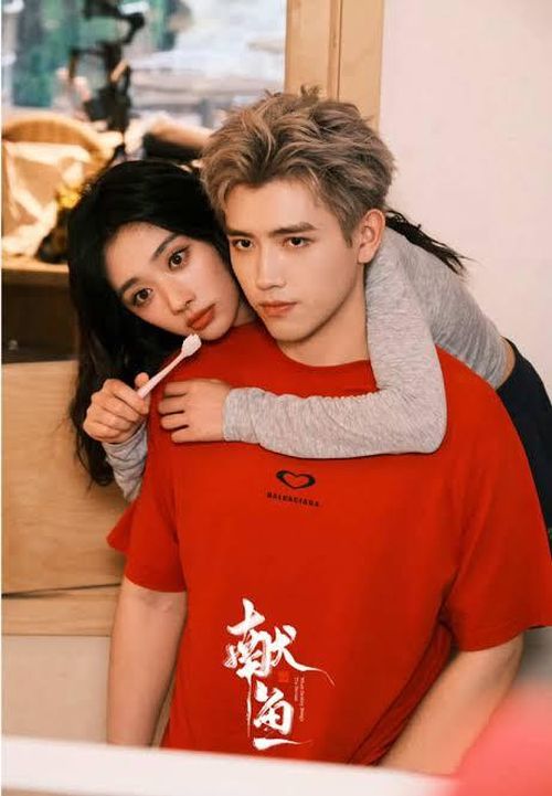 Được chuyển thể từ tiểu thuyết Túng Hổ Khứu Hoa, Thấy Mùa Xuân là một trong những dự án cổ trang nhận được nhiều sự chú ý dù chưa phát sóng. Bộ phim xoay quanh Tô Man và Chu Chính Thuận, hai con người bị cuốn vào vòng xoáy quyền lực và những mưu tính chốn cung đình. Từ mối quan hệ đối đầu, cả hai dần nảy sinh tình cảm giữa những âm mưu, thù hận và tranh đấu không hồi kết. Với nền tảng nguyên tác được đánh giá cao cùng sự góp mặt của Trần Phi Vũ và Vương Ảnh Lộ, dự án đang được nhiều khán giả mong đợi.