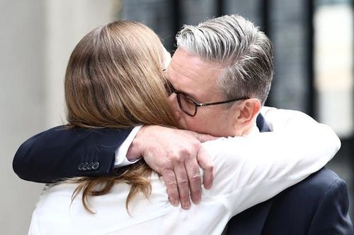 Starmer ôm vợ mình, Victoria. (Ảnh: REUTERS/Toby Shepheard)