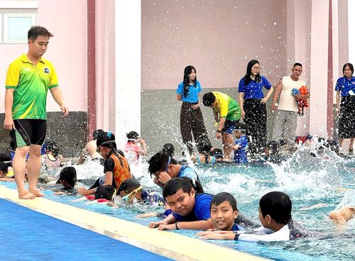 Những khóa dạy bơi cho trẻ em được tổ chức tại địa phương đã tạo sự an tâm cho nhiều phụ huynh trong dịp hè về.