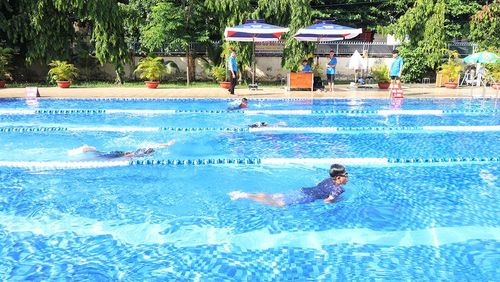 Các em học sinh thực hành kỹ năng tự bảo vệ trong môi trường nước tại hồ bơi Trường Tiểu học Chu Văn An (phường Bình Thạnh, TPHCM)