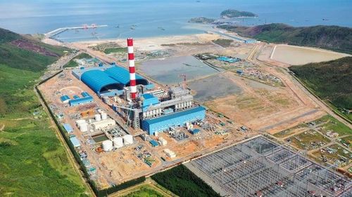 Trong bối cảnh khủng hoảng tại Trung Đông hiện nay, giá điện của các nhà máy điện khí LNG nhập khẩu tăng đột biến tới mức 5.000 đồng/kWh, trong khi giá thành sản xuất điện bình quân của điện than 2024, điện khí trong nước, điện mặt trời đều chưa tới 2.000 đồng/kWh. Ảnh: Báo chính phủ.