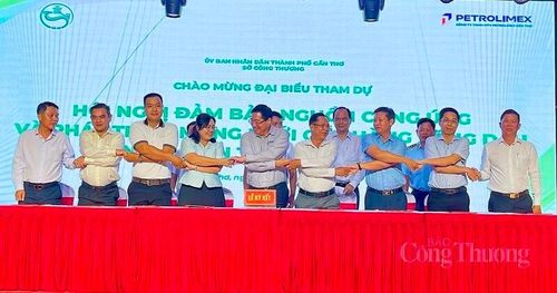Công ty TNHH MTV Petrolimex Cần Thơ đã ký kết biên bản ghi nhớ phối hợp với UBND các xã, phường nhằm tăng cường kết nối. Ảnh: Khánh Ngọc