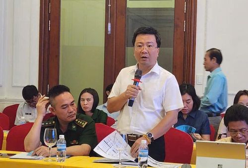 Ông Luyện Mạnh Cường, Phó Giám đốc Trung tâm Xúc tiến đầu tư thương mại và du lịch tỉnh Khánh Hóa góp ý tại hội nghị. Ảnh: ĐVCC
