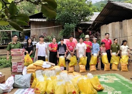 Tại chương trình, đoàn đã trao tặng các phần quà cho 41 hộ gia đình có hoàn cảnh khó khăn và trẻ em nghèo tại bản Ma Hác; 4 đèn năng lượng mặt trời để thắp sáng các tuyến đường trong bản.