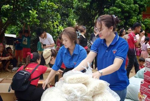 Lực lượng đoàn viên thanh niên phân chia các nhu yếu phẩm để trao tặng cho người dân.