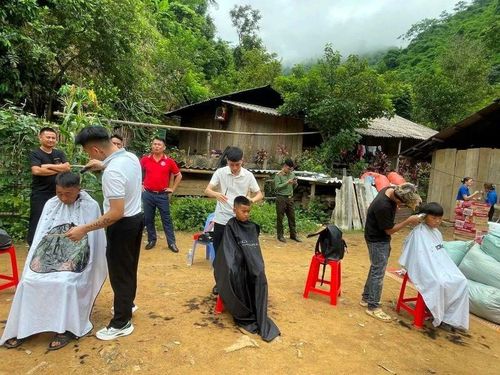 Dịp này, đoàn thiện nguyện còn tổ chức cắt tóc miễn phí cho người dân và các em nhỏ.