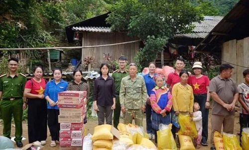 Người dân phấn khởi khi được nhận những món quà ý nghĩa từ đoàn thiện nguyện.