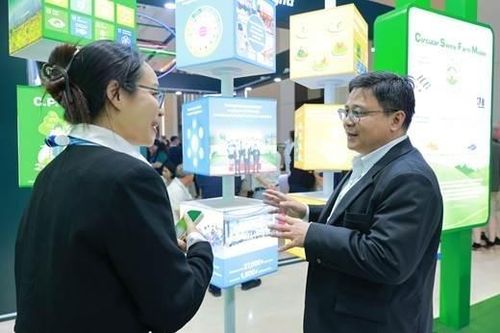 Ông Jaturong Yotharak, Phó Tổng giám đốc phụ trách Ngành Trang trại, C.P. Việt Nam tham quan khu vực triển lãm của doanh nghiệp tại Hội nghị IPVS 2026. Ảnh: C.P. Việt Nam.