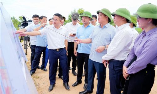 Bí thư Tỉnh ủy Nghệ An Nguyễn Khắc Thận yêu cầu Ban Quản lý Khu kinh tế Đông Nam tổ chức thi công hoàn thành đường N3; phối hợp đẩy nhanh kênh thoát nước quanh khu công nghiệp. Ảnh: Phạm Bằng