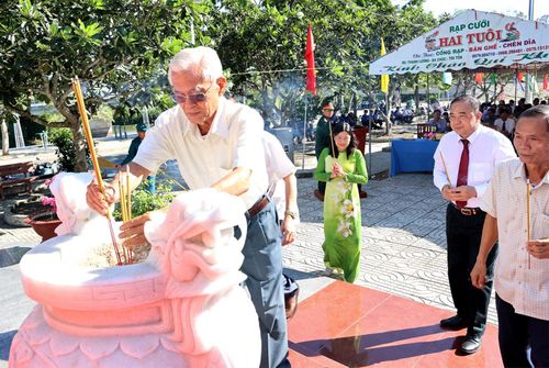 Nguyên Bí thư Tỉnh ủy An Giang (cũ) Nguyễn Hữu Khánh dâng hương tại bia tưởng niệm cố Thủ tướng.