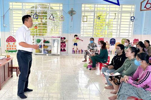 Cán bộ Trạm Y tế Hội An tuyên truyền phòng, chống bệnh tay chân miệng trong trường học.