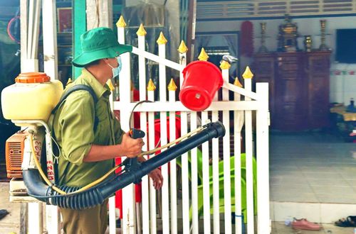 Phun thuốc để phòng, chống dịch bệnh.
