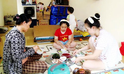  Bữa cơm của gia đình chị Nguyễn Thị Thảo, thôn Tử Nê tại điểm tạm cư là trụ sở xã Tân Lãng cũ. 