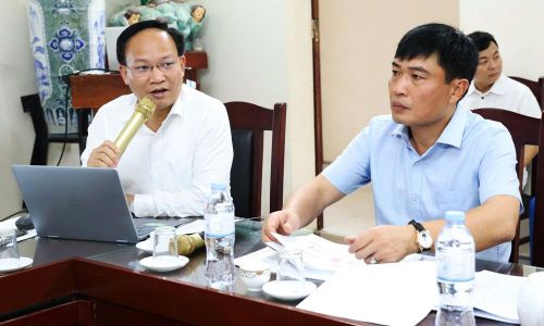 Đồng chí Phạm Văn Thịnh làm việc tại thôn Tử Nê, xã Lương tài.