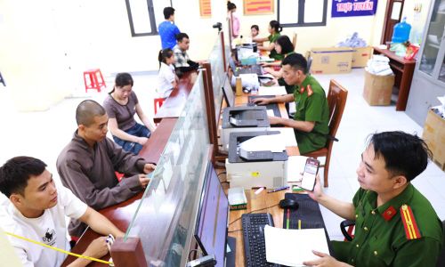 Cán bộ Công an phường Việt Yên hỗ trợ, hướng dẫn người dân thực hiện kích hoạt định danh mức 2, nộp hồ sơ qua Cổng dịch vụ công trực tuyến.