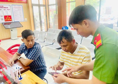 Cán bộ Công an phường Phượng Sơn hướng dẫn người dân kích hoạt tài khoản định danh điện tử mức độ 2.