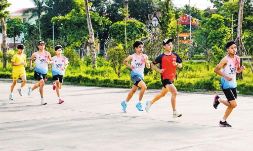  Câu lạc bộ Điền kinh Yên Phong là địa chỉ luyện tập thể thao quen thuộc của thanh thiếu niên địa phương trong dịp hè. 