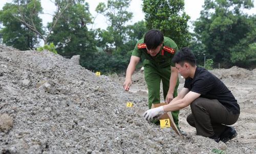  Cán bộ Công an tỉnh lấy mẫu chất thải rắn đổ trái quy định tại khu vực đất nông nghiệp thuộc xứ đồng Bãi Trại, tổ dân phố Đồng Đông. 