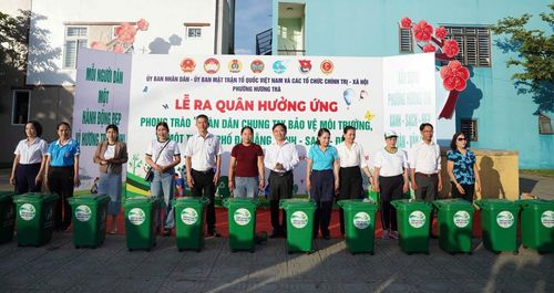 Phường Hương Trà hưởng ứng phong trào Toàn dân bảo vệ môi trường bằng hoạt động tuyên truyền phân loại rác thải sinh hoạt tại nguồn. Ảnh: L.THU