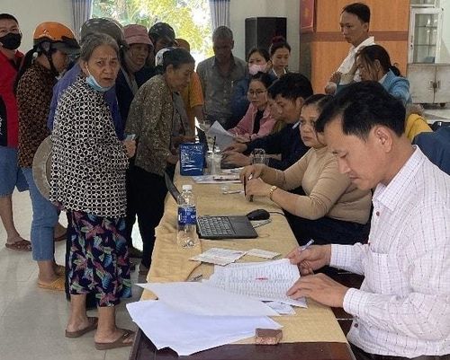 Công tác triển khai chi trả an sinh xã hội thông qua thanh toán không dùng tiền mặt trên địa bàn xã Thu Bồn còn nhiều khó khăn. Ảnh: MAI QUẾ