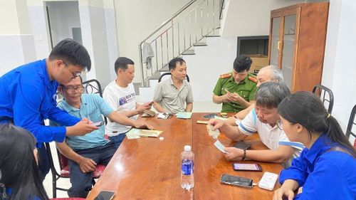 Công an phường phối hợp với Đoàn phường Thanh Khê đến từng cụm dân cư, từng nhà dân làm vai trò "nhịp cầu số" giúp người dân cài đặt tài khoản an sinh xã hội. Ảnh: MAI QUẾ