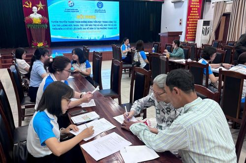 Đa số người dân diện chính sách phường Thanh Khê nhận trợ cấp, an sinh xã hội bằng phương thức thanh toán điện tử. Ảnh: QUỐC CƯỜNG