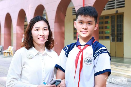Bà Trịnh Thị Duyên và con trai Nhật Vương khi còn là học sinh Trường TH-THCS-THPT Trần Đại Nghĩa. Ảnh: Công Nghĩa