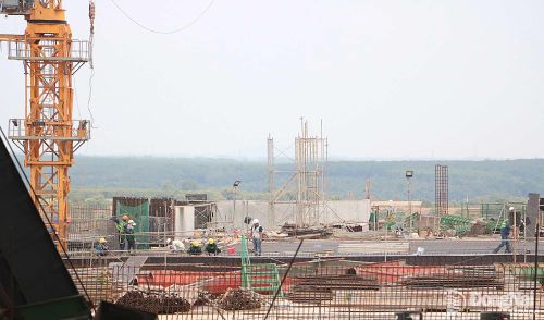 Gói thầu 4.8 thi công xây dựng, lắp đặt thiết bị, lập thiết kế bản vẽ thi công công trình giao thông nội cảng và hạ tầng kỹ thuật cảng hàng không thi công hoàn thành gần 62% giá trị hợp đồng. Ảnh: Phạm Tùng