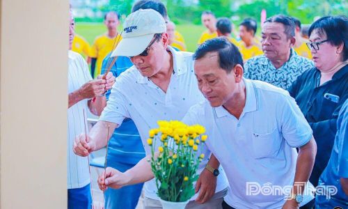 Đông đảo cựu danh thu và người hâm mộ thắp hương tưởng nhớ cố danh thủ Phạm Huỳnh Tam Lang. Ảnh CTV