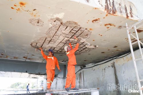 Công nhân sửa chữa cầu Trần Phú.