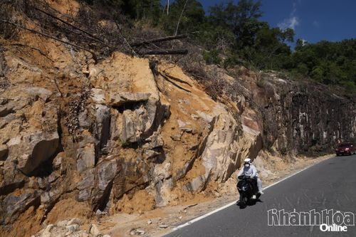 Một vị trí trên Quốc lộ 27C có nguy cơ sạt lở nếu không kịp thời khắc phục.