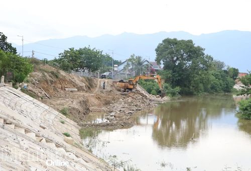 Đơn vị thi công đang gấp rút thực hiện kè chống sạt lở sông Lốt.