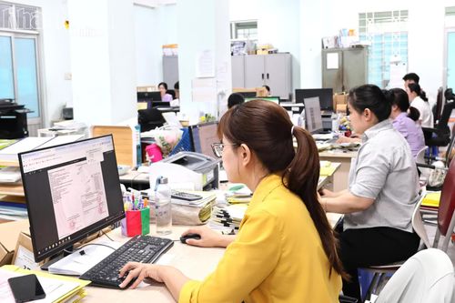 Chuyên viên Chi nhánh Văn phòng Đăng ký đất đai Nha Trang đang cập nhật thông tin, dữ liệu đất đai người dân để đồng bộ lên hệ thống.