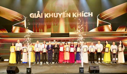 Đại diện nhóm tác giả Báo và Phát thanh, Truyền hình Lai Châu (thứ 2 từ phải sang) nhận giải Khuyến khích.