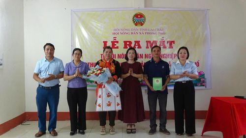 Ban Chấp hành Hội Nông dân tỉnh chúc mừng Tổ Hội nông dân nghề nghiệp xã Phong Thổ.