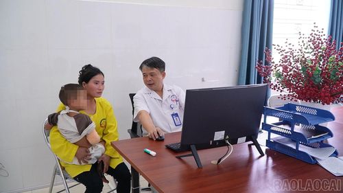 Bệnh nhi bị gãy xương cánh tay phức tạp do ngã khi trèo cây.