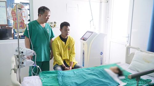 Anh Lý Văn Bạch túc trực bên giường bệnh, chăm sóc con bị bỏng nặng.