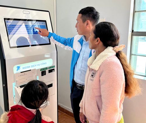Công chức Trung tâm Phục vụ hành chính công xã Lạc Dương hỗ trợ người dân thực hiện thủ tục hành chính