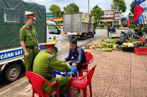 Công an phường Đông Gia Nghĩa lập biên bản xử lý nghiêm các trường hợp dừng, đỗ xe không đúng quy định.