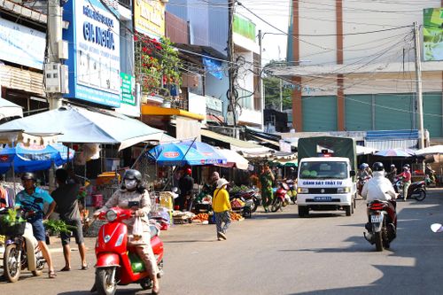 Công an phường Bắc Gia Nghĩa thường xuyên tuần tra, kiểm tra tại khu vực chợ Gia Nghĩa nhằm kịp thời phát hiện, xử lý các trường hợp vi phạm trật tự đô thị và an toàn giao thông.